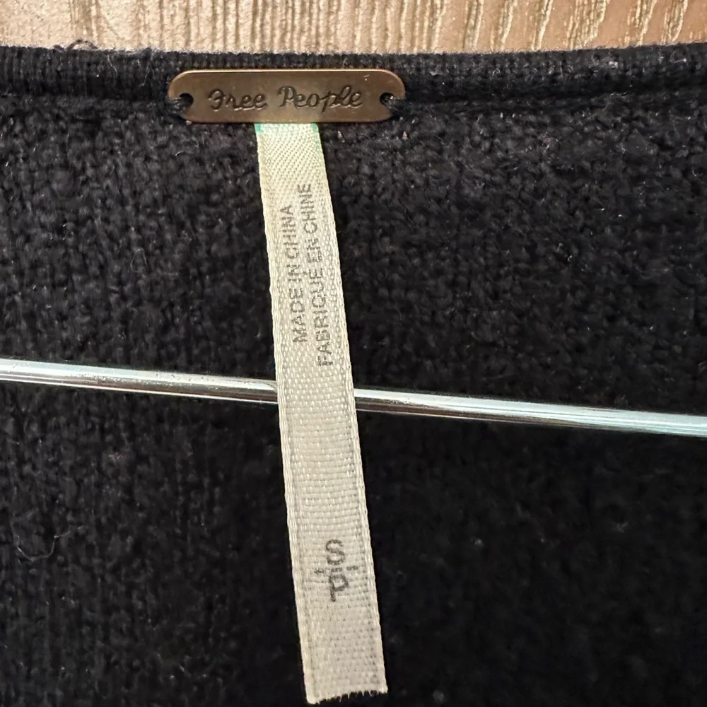 Free People Textured Black Puff Sleeve V‎ Neck Crop Sweater Size Small